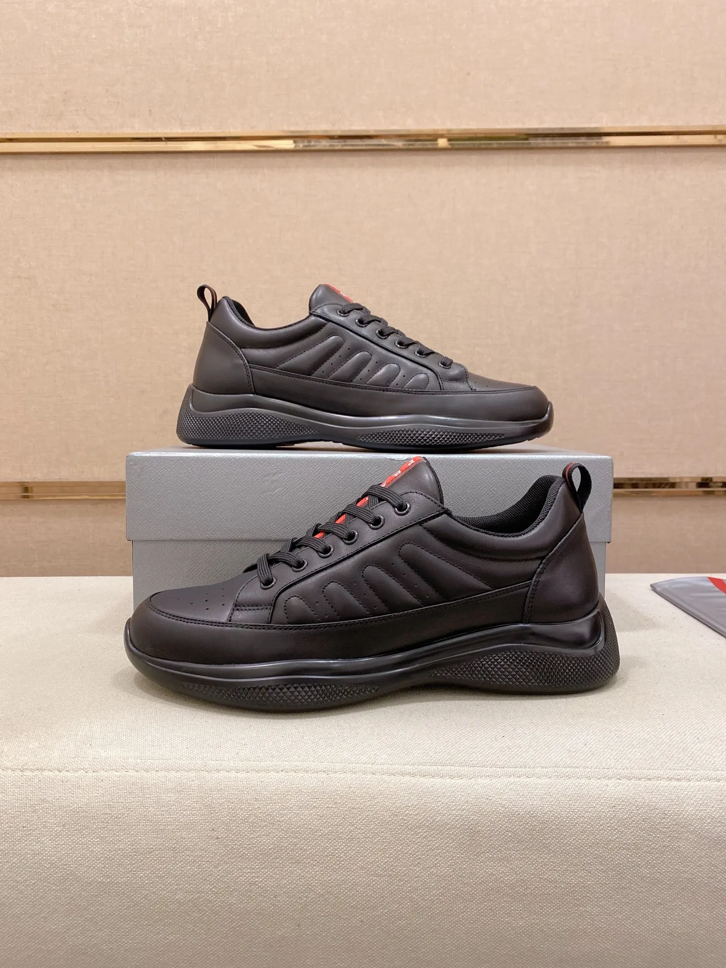 Men's Men's Shoes 560💰 ✔️✔️✔️High version High-quality new PRADA (Prada) counters are launched simultaneously. The new men's shoes and 😘fabrics are selected from first-layer cowhide and are made by pure handicrafts. Lining: Full cowhide lining. 👍🏿 High-end ☄️ air-cushion molded anti-slip rubber outsole, exquisite lines, simple and elegant, comfortable and high-end for leisure travel. Code number: 38 to 45